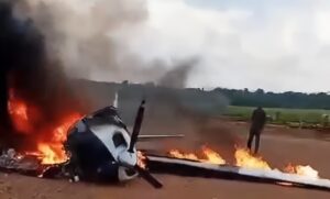 Bandidos incendeiam avião e fogem após tentativa de interceptação da FAB em MT; vídeo