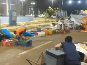 Vídeos mostram fortes ventos destruindo barracas e causando pânico na feira do Granville em Rondonópolis