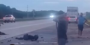 Motociclista morre na hora após colisão com Fiat Uno na BR-364, em Cuiabá, na saída para Rondonópolis; vídeo