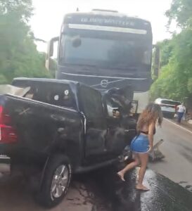 Cena desesperadora: quatro pessoas morrem após Hilux colidir brutalmente com carreta na BR-163; vídeo