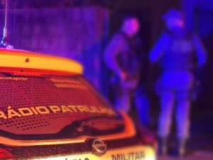 ‘Bebaço’ tenta agredir nora, sai na pancada com filho e quebra móveis com faca em Rondonópolis
