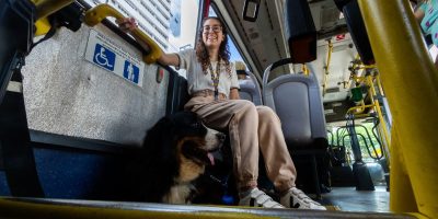Cláudio sanciona lei e pessoas com TEA já podem utilizar o transporte público com cães de assistência