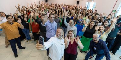 O prefeito Cláudio Ferreira e a primeira-dama Alessandra Ferreira, junto aos docentes empossados e profissionais da gestão ao fundo | Foto – Ednilson Aguiar