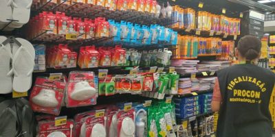 Ação do Procon apreende mais de 280 produtos em supermercado de Rondonópolis