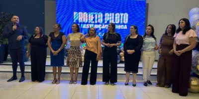 Professores representantes das unidades homenageadas (da esq. p/ dir.): Watson, Cristiane, Mariluza, Luciene, Cícera, Silvana, Laura, Joice, Núbia, Eunice e, além desses, Eluan e Fátima, que não aparecem na imagem | Divulgação