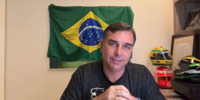 787c28db-flavio-bolsonaro-durante-live-em-seu-canal-no-youtube-foto-reproducao-youtube