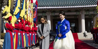 Seoul (South Korea), 23/02/2026.- Wife Janja da Silva (C-L) of Brazilian President Luiz Inacio Lula da Silva and wife Kim Hea Kyung (C-R) of South Korean President Lee Jae Myung, walk during a welcome ceremony at the presidential Blue House in Seoul, South Korea, 23 February 2026. Brazilian President da Silva is visiting South Korea from 22 to 24 February 2026. (Brasil, Corea del Sur, Seúl) EFE/EPA/JEON HEON-KYUN / POOL