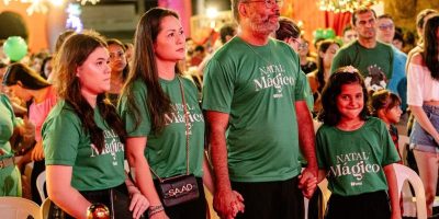 Patrícia e Thiago Muniz, com as filhas Maria Julia e Maria Clara no Natal Mágico