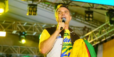 91cac038-senador-flavio-bolsonaro-durante-seu-comicio-em-porto-alegre-foto-charles-vieira-2