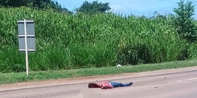 Motociclista invade pista, tem braço decepado e morre arrastado por carreta em Rondonópolis; imagens fortes Motociclista invade pista, tem braço decepado e morre arrastado por carreta em Rondonópolis; imagens fortes