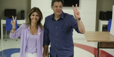 Haddad-e-a-esposa-Ana-Estela-durante-o-segundo-turno-das-eleições-de-2018-e1716904706759