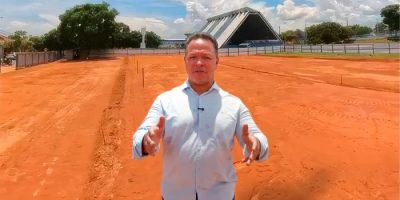 Cláudio Ferreira na área onde vai ser construída a sede do CAPS Infantil, no Jardim Gramado | Imagem – Vandi