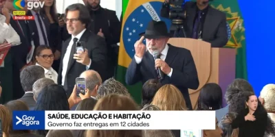 Lula-mostra-dedo-do-meio