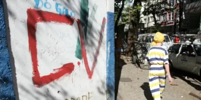 Pichação-em-muro-com-a-inscrição-CV-de-Comando-Vermelho-e1769786579903-2048x1236