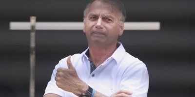 Ex-presidente Jair Bolsonaro em frente à sua casa em Brasília - Foto: redes sociais.