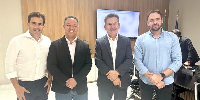 Cláudio Ferreira esteve ontem com o governador Mauro Mendes e o secretário Fábio Garcia discutindo investimentos para o município (Foto – Assessoria)