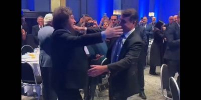 fba232ce-presidente-argentino-javier-milei-abraca-o-senador-flavio-bolsonaro-pl-e-o-inventiva-a-derrotar-lula-pt-foto-reproducao-x-@flaviobolsonaro
