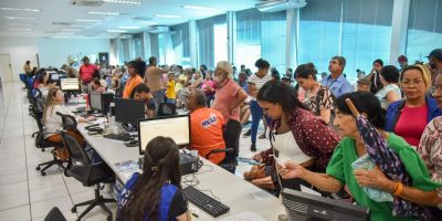 Com o setor de arrecadação lotado, a recomendação é para que as pessoas optem pela emissão de guias do imposto diretamente pelo portal da Prefeitura | Foto - Marcos Miraglia