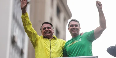 jair-e-flavio-bolsonaro-metropoles-3-scaled