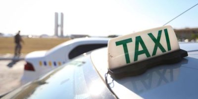 Brasília - Taxistas de todo o país protestam em frente ao Congresso Nacional contra aplicativos de transporte individual  (Marcelo Camargo/Agência Brasil)