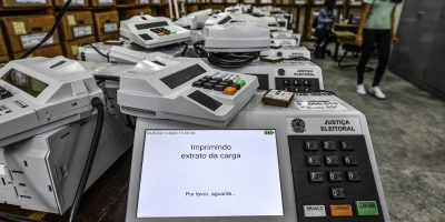 Brasil, São José dos Campos, SP, 04/11/2020. Funcionária do Tribunal Superior Eleitoral (TSE) manuseia urnas eletrônicas que serão utilizadas nas Eleições 2020, para prefeituras de todo o país, durante testes para o pleito eleitoral, na cidade de São José dos Campos (SP), no Vale do Paraíba. - Crédito:LUCAS LACAZ RUIZ/ESTADÃO CONTEÚDO/AE/Código imagem:233080